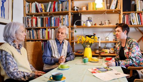 Kerstin Goll (rechts) zu Besuch bei Herbert Urmann und Angela Erle Kerstin Goll (rechts) zu Besuch bei Herbert Urmann und Angela Erle Kerstin Goll (rechts) zu Besuch bei Herbert Urmann und Angela Erle. Foto: Thomas Banneyer
