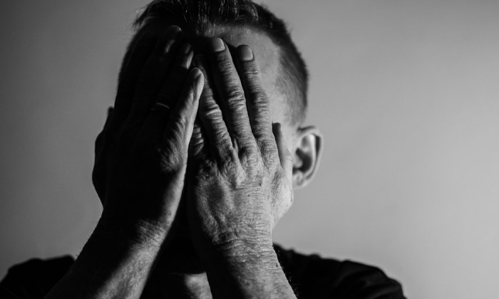 Trotz überstandener Corona-Infektion leiden viele Menschen weiter an schwerwiegenden Symptomen. Foto: whoismargot / Pixabay (Symbolbild).