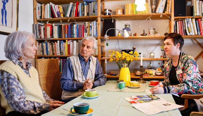 Kerstin Goll (rechts) zu Besuch bei Herbert Urmann und Angela Erle Kerstin Goll (rechts) zu Besuch bei Herbert Urmann und Angela Erle Kerstin Goll (rechts) zu Besuch bei Herbert Urmann und Angela Erle. Foto: Thomas Banneyer